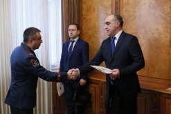 Deputy Chairman of RA Investigative Committee Awarded a Group of Police Officers (photos)